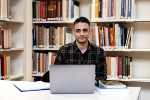 student in bibliotheek